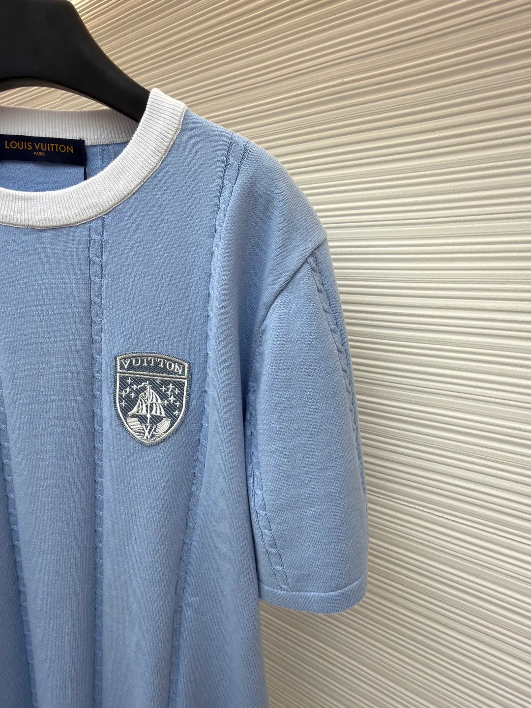 LOUIS VUITTON collar badge embroidered knitted T-shirt ●Original version: purchased and developed by 14384 ●Item number: 1681305-A65 ●Material: knitted cotton fabric ●Technology: three-dimensional cable knitting ●Color: blue ●Version: fitted version ●Weight: about 325 grams ●Size: XS-S-M-L ●Description: Contrast color rib collar technology: The neckline is made of white rib fabric and the main body is light blue knitted fabric. The rib structure has good elasticity and shaping, which not only improves the durability of the collar, but also forms a visual contrasting color layer. Three-dimensional cable knitting technology: The cable knitting pattern distributed longitudinally on the body uses special knitting stitches to give the fabric a three-dimensional texture, adding to the texture and design details of the item. Embroidery badge technology: The brand badge on the chest uses precision embroidery technology to clearly present the pattern details. The embroidery stitches are firm and shiny, highlighting the exquisiteness of the brand logo. Knitted silhouette tailoring process: The overall use of loose knitted silhouette tailoring, combined with the drape of knitted fabrics, ensures comfortable wearing while creating a casual yet high-end version. The overall wiring is straight and delicate, the fabric is comfortable and soft, and the color is consistent without color difference. It can be matched with the same style to create a fashionable look and control various occasions. Customized accessories, complete with three standards, same style for men and women!